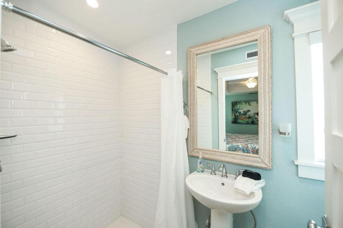 Beachfront Bungalow ホームズビーチ エクステリア 写真