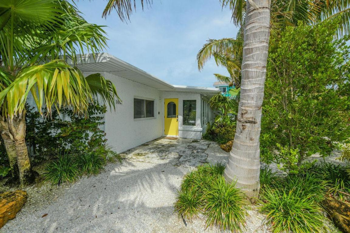 Beachfront Bungalow ホームズビーチ エクステリア 写真