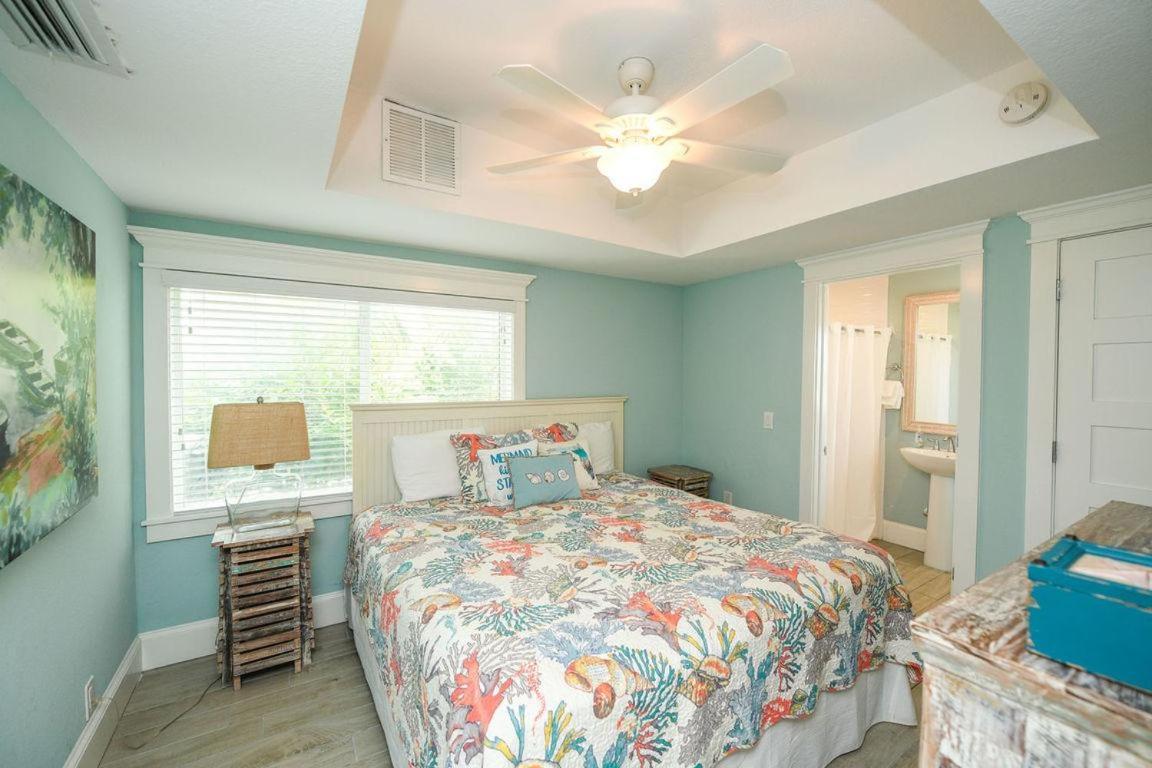 Beachfront Bungalow ホームズビーチ エクステリア 写真
